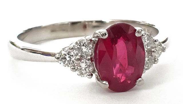 18 Karat White Ruby Fashion Ring